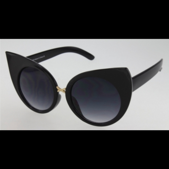 Exaggerated Cateye Sunglasses with Metal Bridge - Picture 2 of 2